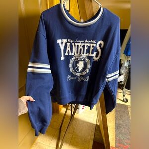New with tags Yankees women’s crew neck